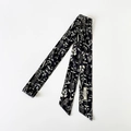Elegante pañuelo de algodón negro con estampado floral blanco para cabello y bolso - Negro con Hojas (PD75)