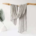 Sciarpa hijab a pieghe grigio chiaro con trama a onde drappeggiata su un ramo - 180x70cm / Grigio chiaro