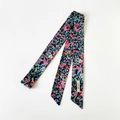 Eleganter Baumwoll-Twilly-Schal mit buntem Blumenmuster und seitlichem Markenetikett - Schwarz