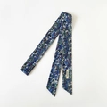 Langer schmaler Seidenschal mit Blumenmuster in Dunkelblau im französischen Landhausstil - Blau