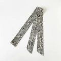 Schmales Halstuch aus Baumwollseide mit blauem Paisley-Muster für Taschen und Haare - Achtton-Paisley Beige