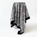 Detail van zijden satijnen sjaal met zwart-witte paisley-patronen en elegante drapering - D9444 Zwart en Wit Paisley Stijl / Zwart