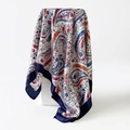 Detail van zijden sjaal met paisley-patroon, zachte plooien en satijnen randafwerking - D9444 Crème Blauw Oranje Paisley Stijl / Blauw