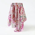 Macro-opname van zijdeachtige 90cm satijnen sjaal met roze paisley- en bloemmotieven - D9444 Roze Groen Oranje Paisley Stijl / Roze