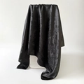 Détail de foulard en soie noire avec bordure grecque et texture jacquard cachemire - Noir