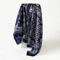 Detailweergave van marineblauwe zijden sjaal met paisley-patroon en satijnachtige textuur - D9445 Marineblauw Paisley Stijl