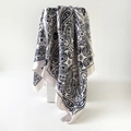 Detail van een 90cm satijnen vierkante sjaal met blauwe paisley- en bloemmotieven - D9445 Crème Wit Marine Paisley Stijl