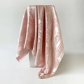 Détail d'un foulard en soie rose à motif cachemire avec bordure à clé grecque élégante - Rose Clair