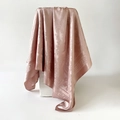 Vue détaillée du foulard en satin rose avec motif paisley et bordure grecque - Rose Poudré