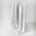 Détail d'un foulard en soie blanche avec jacquard cachemire et motif grec chic - Blanc