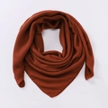 Détail d'une écharpe rouge rouille en coton et lin montrant la texture douce du tissu - Rouge Brun
