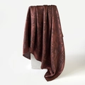 Détail d'un foulard en satin marron foncé à motif cachemire avec bordure grecque - Marron