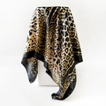 Detailaufnahme der Leopardenmuster-Satin-Schal-Textur mit schwarzen Randkanten - Quadratischer Schal mit Leopardenmuster (D9446) / 90x90cm / Schwarz und Gelb