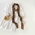 Elegante zijdeachtige smalle sjaal met luipaardprint op een wit katoenen t-shirt - Koffie Luipaardprint (P9004-Koffie)