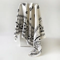 Carré de soie ivoire avec motif paisley noir et détails cœurs sur un support minimaliste - 90*90cm / Blanc