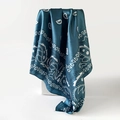 Carré de satin bleu canard à motif paisley blanc avec une texture soyeuse et élégante - 90*90cm / Bleu