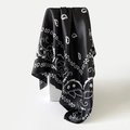 Bandana classique paisley noir et blanc avec finition satinée lisse sur un support - 90*90cm / Noir