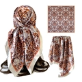 Pañuelo de satén con estampado floral barroco en naranja y marrón usado como diadema - 90*90cm / Blanco