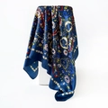 Detailansicht eines dunkelblauen Satin-Seidenschals mit Paisley- und Blumenmuster-Textur - 90x90cm / Marineblau