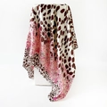 Detailansicht eines Satin-Seidenschals mit Leopardenmuster und rosa Farbakzenten - Quadratischer Schal mit Leopardenmuster (D9447) / 90x90cm / Rosa