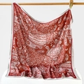 Rotes Vintage-Seidenquadrat-Tuch mit Paisley-Patchwork-Mustern und weichem Faltenwurf - Rot / 90x90cm