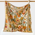 Dettaglio del foulard di seta con stampa floreale rétro, bordi gialli e motivi vivaci - 90*90cm / Giallo zenzero