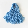 Nahaufnahme hellblauer Baumwoll-Leinen-Schal mit Crinkle-Struktur und feinen Fransen am Rand - 180*90CM / Blassblau
