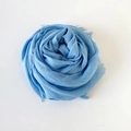 Nahaufnahme von hellblauem Baumwoll-Leinen-Schal mit feiner Webstruktur und Fransen - 180*90CM / Blassblau