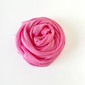 Detail eines weichen, hellrosa Baumwoll-Leinen-Schals, als dekorative Blume gerollt - 180*90CM / Rosa
