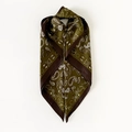 Dettaglio della sciarpa in seta paisley verde oliva con bordo marrone e raso - Verde Militare