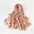 Detailansicht eines rosa Baumwoll-Leinen-Schals mit weicher Textur und Fransen an den Kanten - 180*90CM / Dunkelrosa