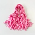 Detailansicht des rosa Baumwoll-Leinen-Schals mit weicher Faltenstruktur und Fransenbesatz - 180*90CM / Rosa