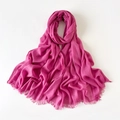 Detaillierte Nahaufnahme von rosenpinkem Baumwoll-Leinen-Schal mit weichen Falten und Fransen - 180*90CM / Magenta