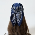 Marineblauwe satijnen hoofddoek met paisley-patroon gedragen op lang bruin haar - Vierkante Vorm (L7031) / Marineblauw