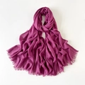 Detailansicht eines lila Baumwoll-Leinen-Schals mit Crinkle-Textur und Fransenrand - 180*90CM / Rosenpurpurrot