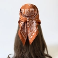 Zijden sjaal in roestoranje met paisley-motief en elegante satijnen glansafwerking - Vierkante Vorm (L7031) / Bruin