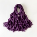 Detailaufnahme des dunkelvioletten Leinenschals mit weichem Stoff und feinen Fransen - 180*90CM / Violett