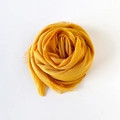 Detail der ingwergelben Baumwoll-Leinen-Schalstruktur und Fransenkante in Blumenform - 180*90CM / Kurkuma
