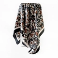 Elegante foulard in seta con stampa leopardata marrone e nera su sfondo bianco neutro - Nero Giallo