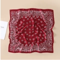 Detail van een donkerrode vierkante sjaal met witte paisley-patronen en zijdezachte textuur - Vierkante Vorm (L7031) / Rood