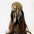 Detailansicht einer Frau mit einem Paisley-Seidenschal mit böhmischen Blumenmustern - L7028-Schwarz