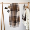 Detailansicht eines Schals aus 100 % Wolle mit Karomuster und Fransen in Beige - Hellkaffee