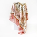 Gedetailleerde opname van satijnen sjaal met kettingprint en elegante drapering - 90x90cm / Roze