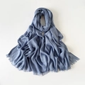 Bufanda azul claro de algodón y lino con textura plisada y flecos finos en el borde - Gris Azulado