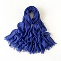 Bufanda de algodón y lino azul Klein con textura plisada y bordes deshilachados dama - Azul Zafiro