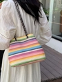 Bunte gestreifte Strohtasche mit Kettenriemen für den Sommer am Strand und Urlaub - Bunt