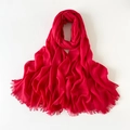 Chal rojo brillante de algodón y lino con bordes deshilachados y suaves pliegues verticales - Rojo Cielo