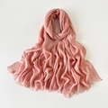 Bufanda de algodón y lino rosa palo con flecos suaves y textura plisada para mujer - Rosa