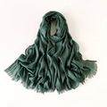 Bufanda de algodón y lino verde oscuro con pliegues suaves y flecos finos - Verde Oscuro