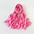 Bufanda de algodón y lino rosa con textura plisada suave y bordes de flecos finos - Rosa